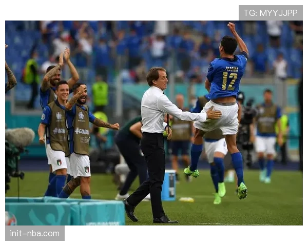 特写:进球献给父亲,尼科-威廉姆斯进球后手指天空告慰逝者