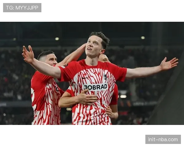 特写镜头:弗赖堡老将金特尔完成职业生涯第400场德甲后接受全场致敬。